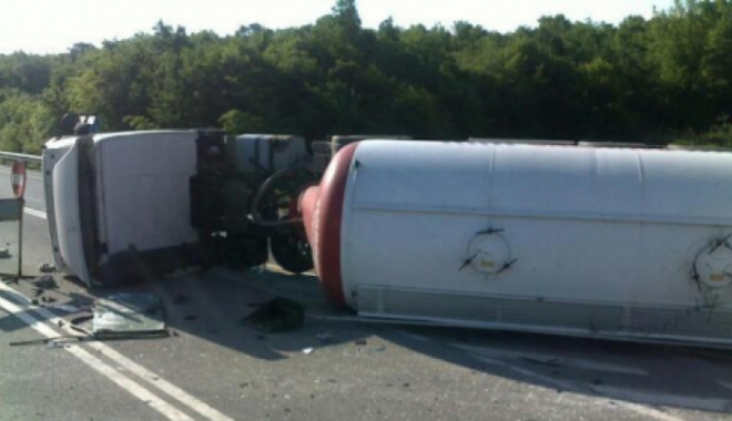 ALERTĂ PE AUTOSTRADĂ. O cisternă cu benzină s-a răsturnat. RISC DE EXPLOZIE - cisternarasturnata99591600-1498296757.jpg