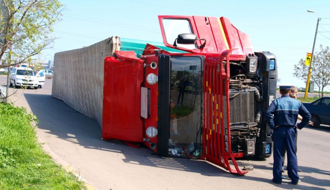 Cisternă cu substanțe chimice răsturnată pe Autostrada Soarelui - cisternarasturnataautostradasoar-1410198400.jpg