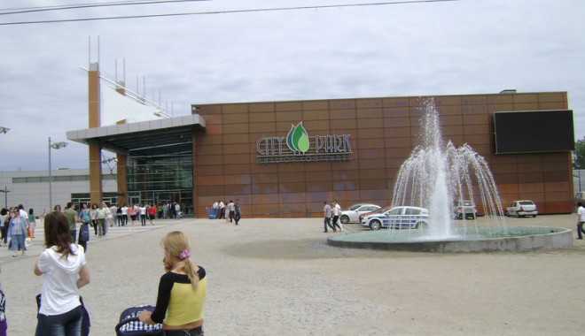 S-a desprins o bucată din tavanul de la City Park Mall! - cityparkmallconstanta-1360242618.jpg