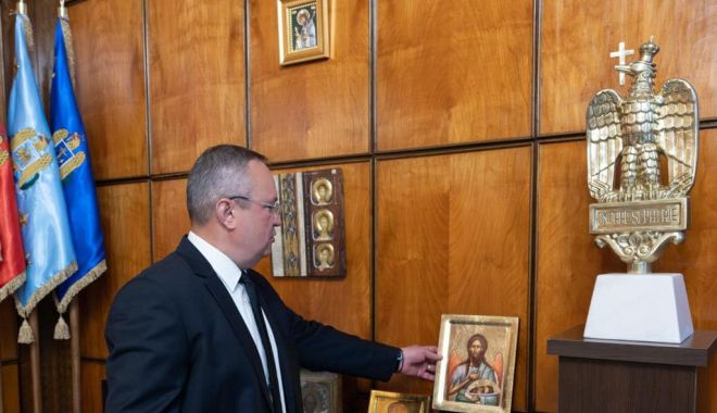 Ce și-a luat Nicolae Ciucă din biroul de premier și ce i-a lăsat lui Marcel Ciolacu