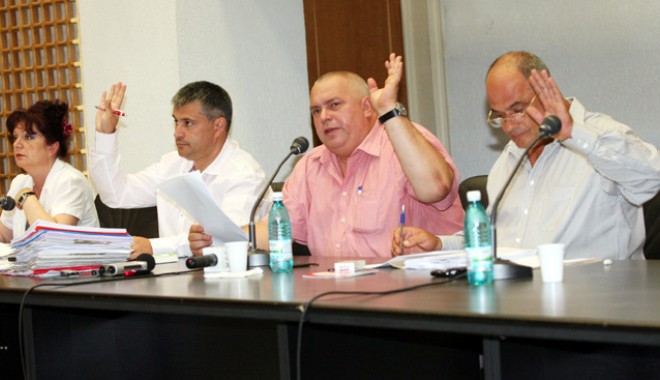 Nicușor îi arde pe primarii pedeliști la bani - cjc-1312116703.jpg