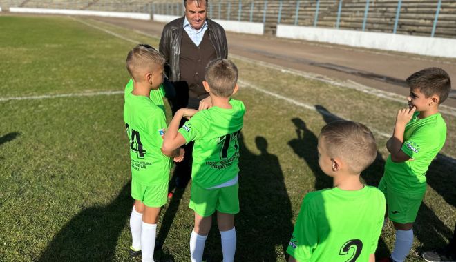 Preşedintele CJC, Mihai Lupu, s-a deplasat în judeţ şi a oferit echipamente micuţilor fotbalişti - cjcfotbal-1668947809.jpg