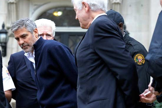 George Clooney și tatăl său au fost arestați / Galerie foto - cl1-1331919191.jpg