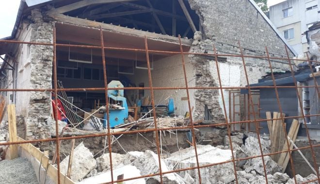 La un pas de tragedie. Peretele unei clădiri părăsite s-a prăbuşit - cladire-1623943634.jpg