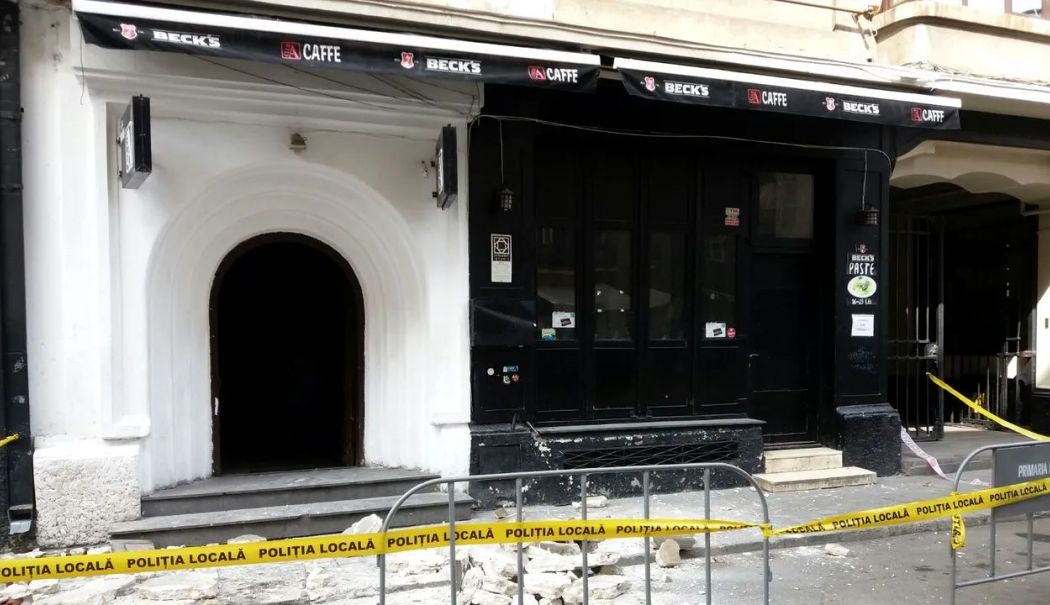 Incident șocant în Centrul istoric: Un balcon a căzut peste o mașină parcată - cladire-1749197501.jpg