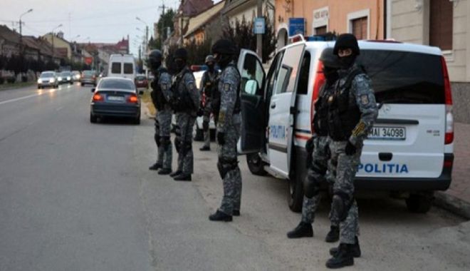 Bătaie ca în vestul sălbatic. Opt persoane reţinute, printre care doi minori