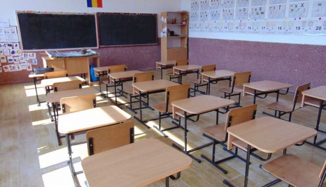 La un pas de tragedie! Travanul unei clase, prăbușit! 