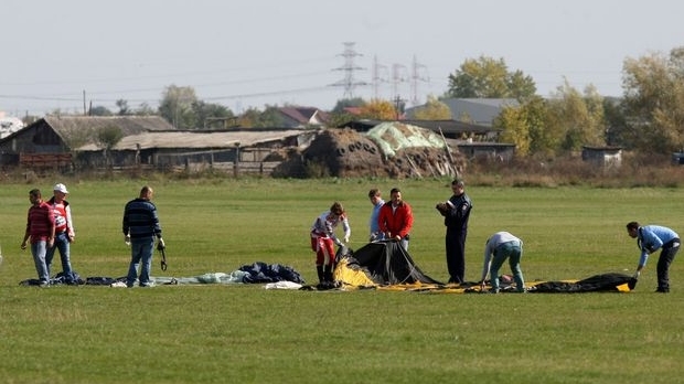 Un parașutist militar a murit în timpul unui exercițiu pe Aerodromul Clinceni - clinceni47881100-1495573875.jpg