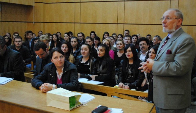 Studenții șaguniști au simulat un proces la Tribunalul Constanța - clinicajuridica1-1365520581.jpg