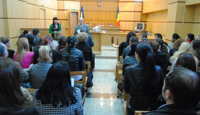 Studenții șaguniști au simulat un proces la Tribunalul Constanța - clinicajuridica7-1365520560.jpg