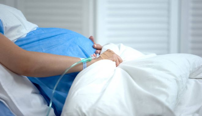 O mamă şi fiica sa de 14 ani au născut în acelaşi timp, la o maternitate din Botoşani