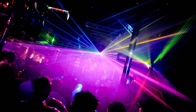 Patronii de cluburi, obligați să dețină care alegorice și șase animatoare - club-1364337726.jpg
