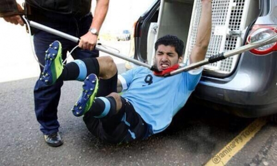 167 de persoane au mizat pe faptul că Luis Suarez va mușca pe cineva la CM - cm2014canibalulluissuarezinviziu-1403713268.jpg