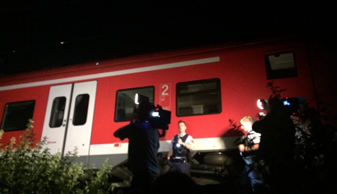 GALERIE FOTO / ATAC CU TOPORUL într-un tren. Un afgan de 17 ani a rănit 18 persoane - cnropr2wiae86zo-1468916137.jpg
