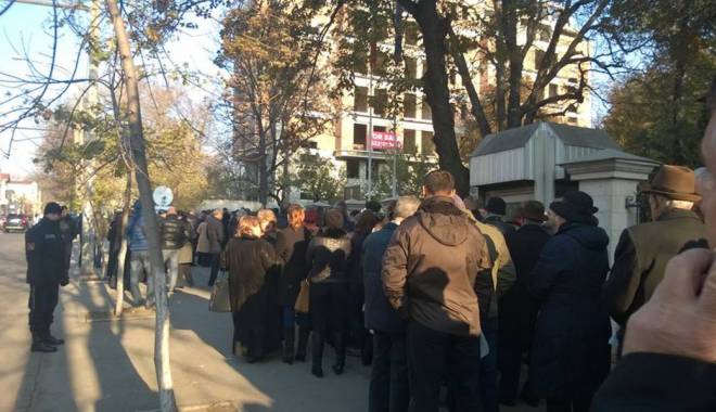 MAE: Perioada de votare nu se prelungește în străinătate - coada-1414965543.jpg