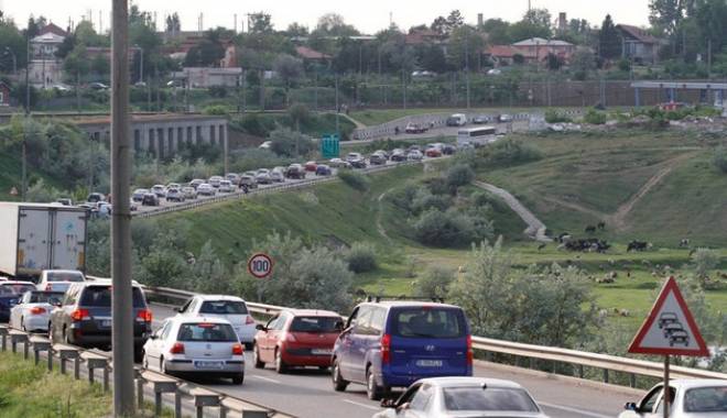 Cozile la bariera de la Fetești vor dispărea de la 1 mai - coada-1429700772.jpg