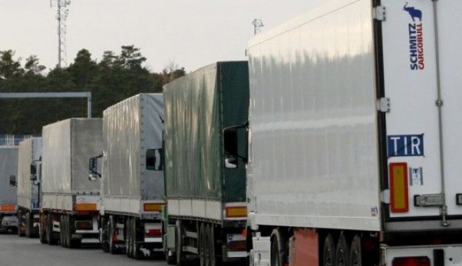 Transportatorii intră în grevă japoneză. Ei vor circula cu 30km/h pe toate drumurile din România - coada-1471593778.jpg