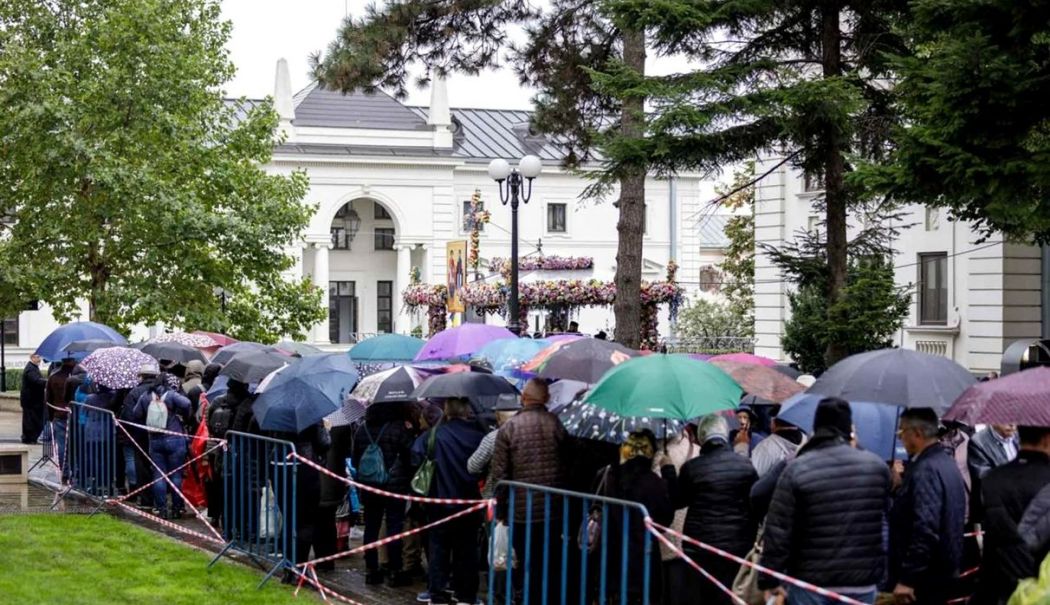 Coadă uriașă la Iași, în prima zi de pelerinaj la moaștele Sfintei Parascheva - coada-1759913762.jpg