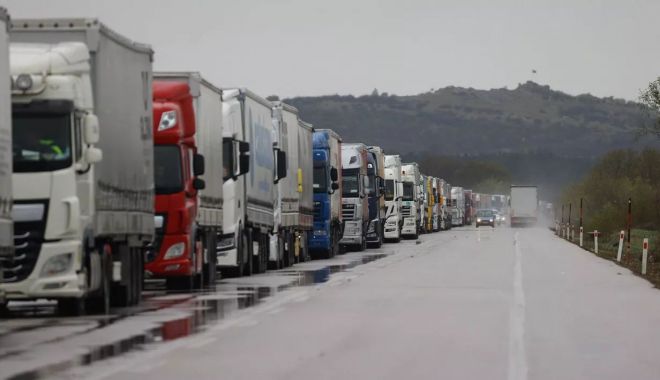 Șoferii de TIR nu vor mai fi amendați dacă le expiră rovinieta așteptând la vamă