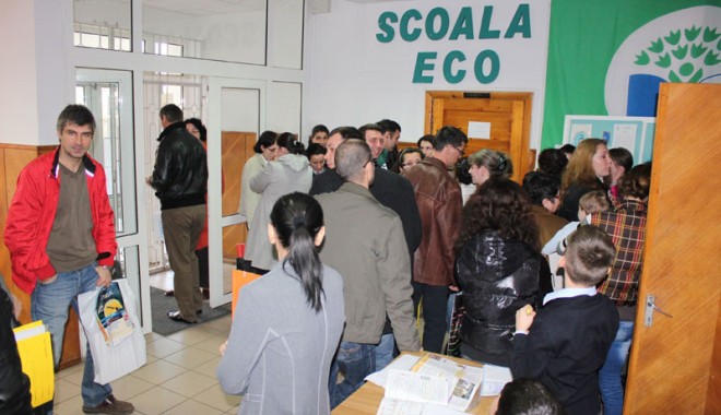 Pe 2 aprilie se afișează listele cu respinșii în clasa I - coadalainscriereainclasai5-1332958736.jpg