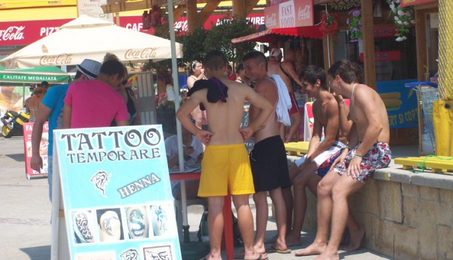 În Mamaia, coadă la tatuaje - coadalatatuaje-1310319124.jpg