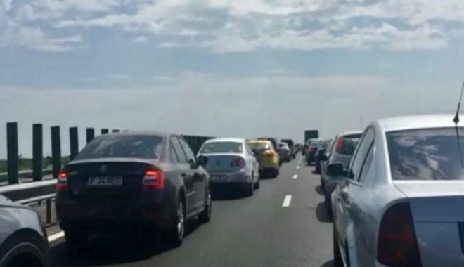 Trafic restricţionat duminică pe A2 după ce s-au produs două accidente în care au fost implicate şapte maşini - coadamasinia2e383040346-1630240488.jpg