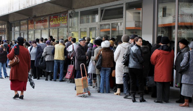 Primăria Constanța sistează, astăzi, distribuirea alimentelor de la UE - coadapacheteue26-1352150782.jpg