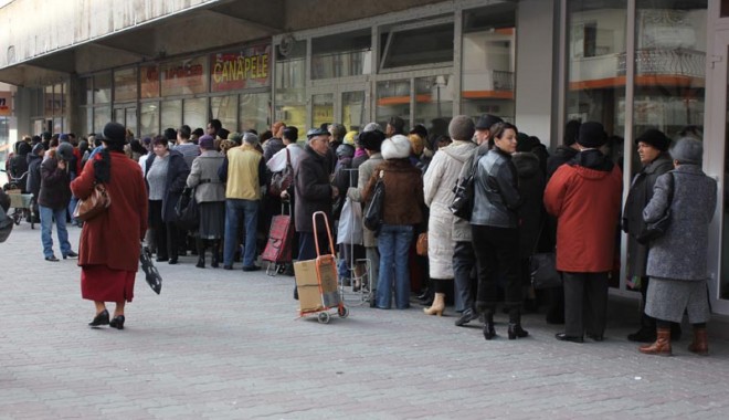 Constănțenii își pot ridica pachetele cu alimente de la UE, dar ele vor fi mai  ușoare - coadapacheteue26-1359047722.jpg