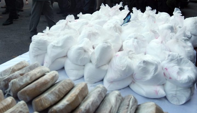 CAPTURĂ IMPRESIONANTĂ în Portul Constanța: DOUĂ TONE de cocaină - coca-1467296980.jpg