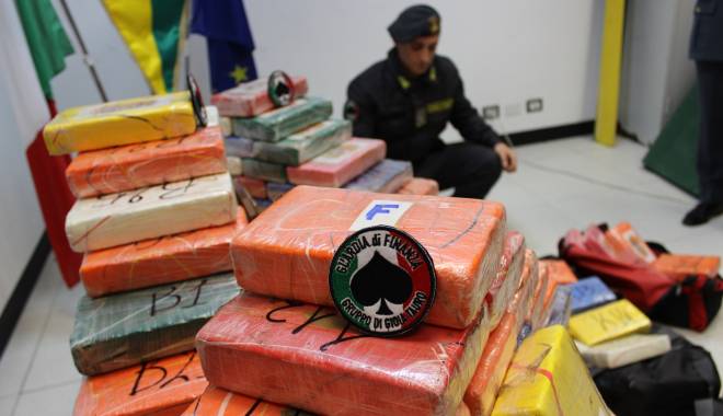 Cocaină în valoare de aproape 110 milioane de euro, confiscată într-un port din Calabria - cocainaitalia-1454676427.jpg