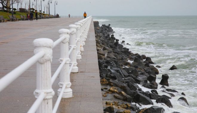 Vreme deosebit de rece la Constanța. Meteorologii au emis un cod galben de vânt puternic - cod-1680692638.jpg