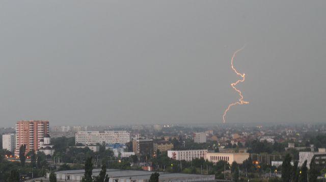 Atenționare COD GALBEN de ploi abundente. Furtunile vor continua până sâmbătă - codgalbendeploigrindinasivijelii-1530193214.jpg