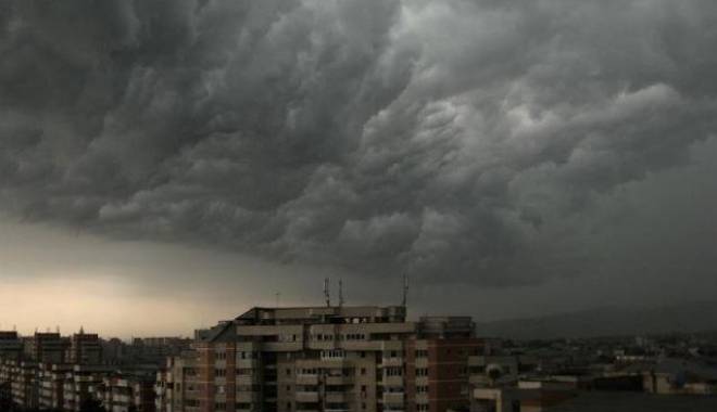 CONSTANȚA INTRĂ SUB COD GALBEN. CE NE AȘTEAPTĂ ÎN URMĂTOARELE ORE - codportocaliudefurtunapentrucons-1457857605.jpg