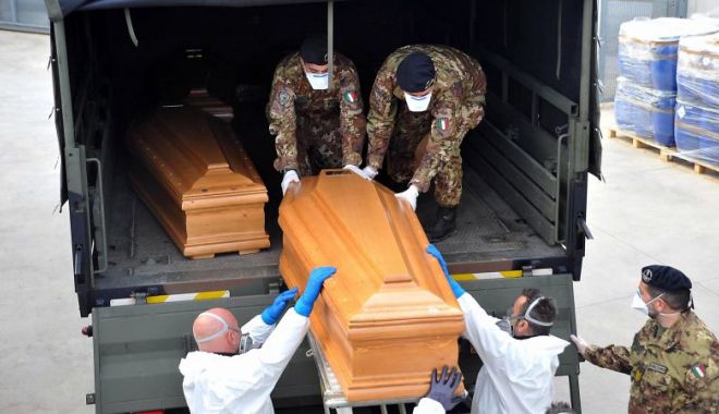 Bilanțul pandemiei de coronavirusu a depășit 160.000 de morți - coffinsitaly800x450-1587298614.jpg
