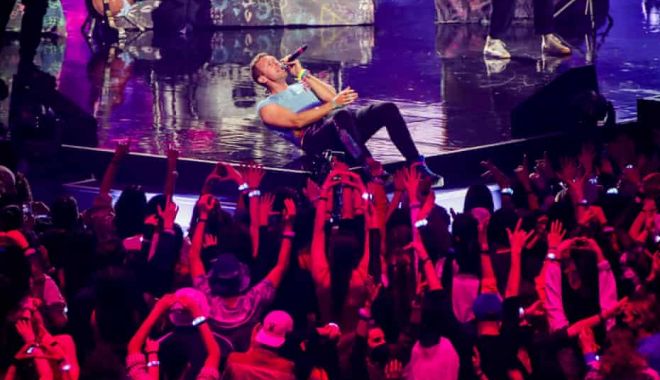 Coldplay, David și Victoria Beckham, printre celebritățile care le-au transmis fanilor mesaje de Crăciun - coldplay-1640428151.jpg