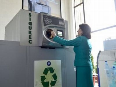 Ministerul Mediului. 19 aparate automate de preluare a PET-urilor funcționează în hipermarket-urile din țară - colectareambalaje-1360671253.jpg