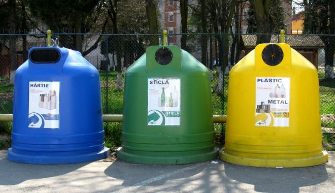 Caz incredibil! Ce amendă a primit o femeie pentru că a lăsat o pungă goală lângă un tomberon pentru sticle