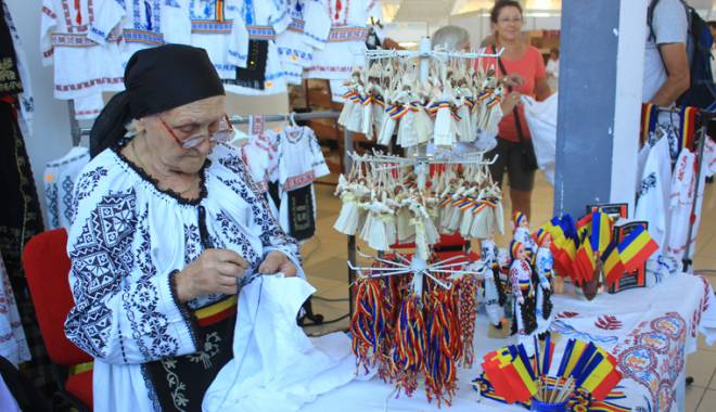 Colecții  de costume populare,  la Pavilionul expozițional - colecti60-1443365535.jpg