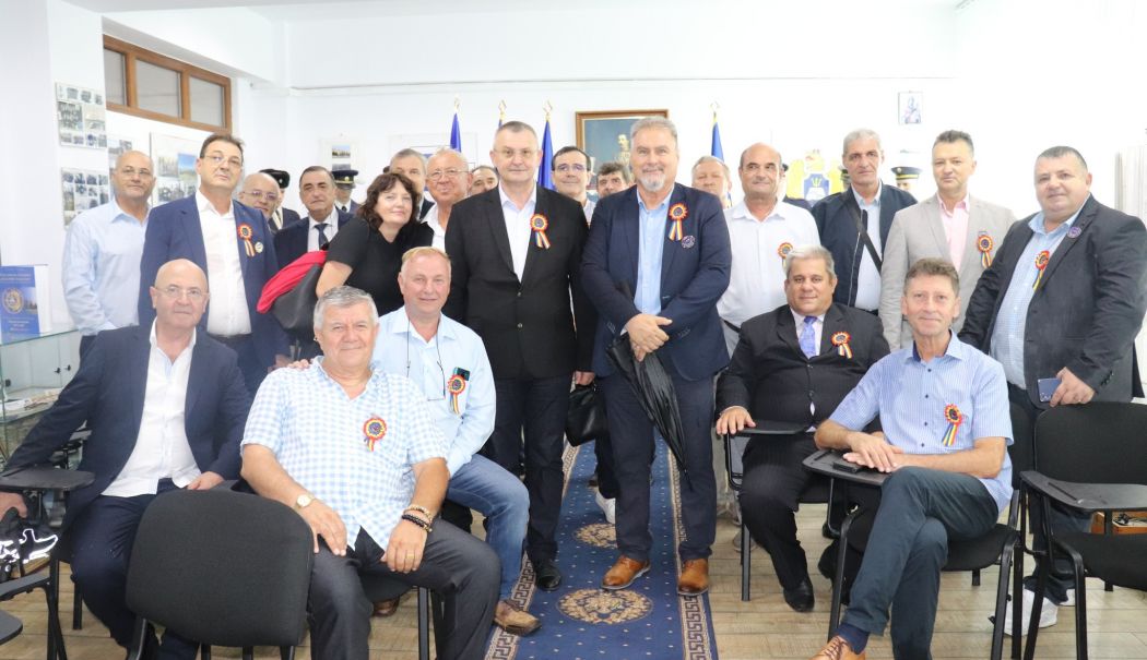 Gest simbolic al foștilor elevi militari, la patru decenii de la absolvire - colegiu-militar-1757855035.jpg