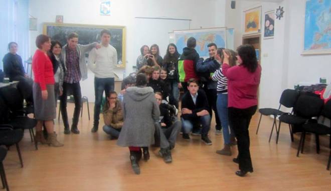 Problemele tinerilor, rezolvate prin… teatru - colegiulcuza-1449158070.jpg