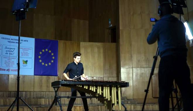 Spectacol festiv pe scena Colegiului de Arte - colegiuldearte-1447354631.jpg