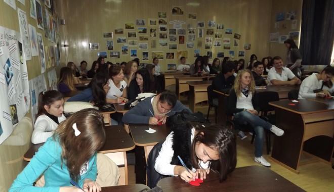 Liceenii își doresc o lume tolerantă - colegiuleminescu-1353360489.jpg