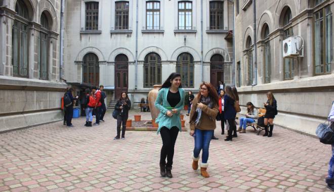 Pedepse aspre pentru elevii care au fumat etnobotanice în Colegiul 