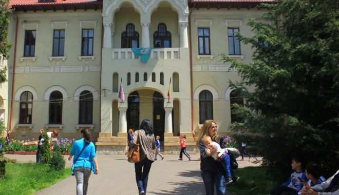 Viitorii pedagogi își cinstesc liceul - colegiulpedagogic2-1463924431.jpg