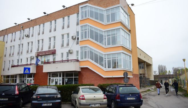 TÂNĂRĂ BĂTUTĂ în curtea Colegiului Național de Arte 