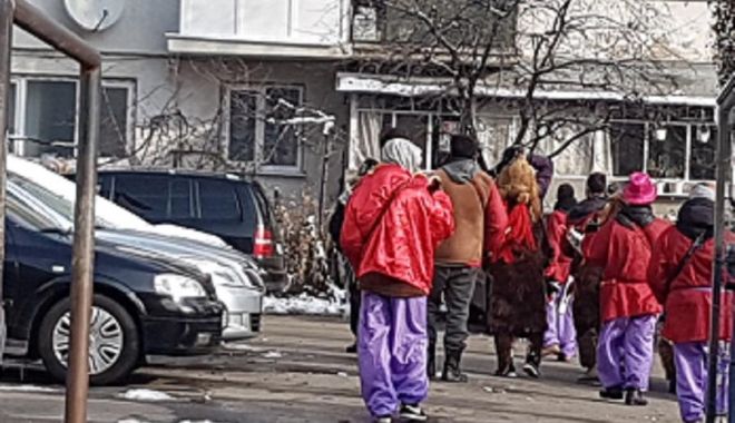 Poliția Română: Atenție, răufăcătorii se pot deghiza în colindători și pot fura diverse bunuri - colind-1545569121.jpg