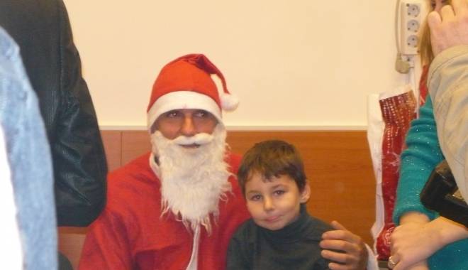 Copiii de la secția de pediatrie primesc colindători - colindatori-1418129249.jpg