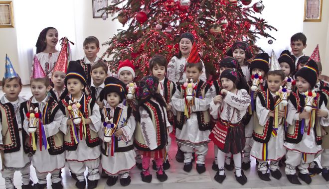 Colindătorii își fac apariția în Orășelul Copiilor - colindatori-1545237097.jpg