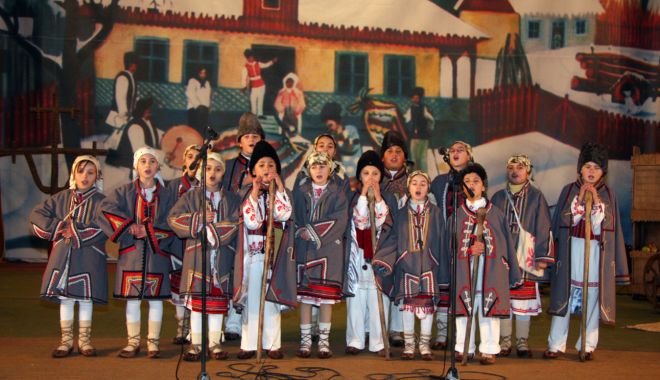 Colindătorii ajung la copiii din Fântânele și Hârșova - colindatori-1576627584.jpg