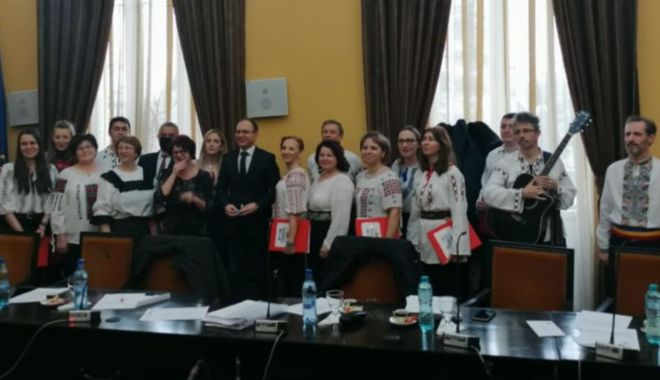 Gest plin de umanitate: Profesori la colindat pentru a ajuta un copil orfan - colinde-1640102556.jpg